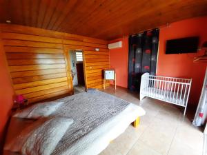 Postel nebo postele na pokoji v ubytování Ferme auberge le Ti'planteur
