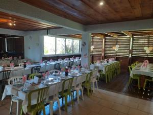 A restaurant or other place to eat at Ferme auberge le Ti'planteur