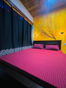Grand Cabin Pinnawala tesisinde bir odada yatak veya yataklar