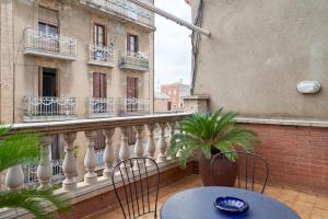 un balcone con tavolo e sedie e un edificio di Stay U-nique House Torre Damians a Barcellona