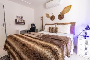 1 dormitorio con 1 cama grande y vestidor en Apartamentos com internet rápida, en Maceió