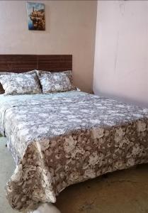 En eller flere senge i et værelse på Villas del Mar Hostal