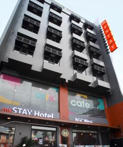 un bâtiment avec un panneau indiquant l'hôtel dans l'établissement mySTAY Hotel BGC West, à Manille