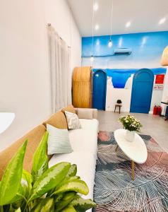 - un salon avec un canapé blanc et une table dans l'établissement Alba house 53 Hang Buom, à Hanoï
