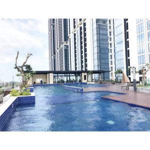 een groot zwembad in een stad met hoge gebouwen bij Aesthetic Studio Unit in Bluhen Tower in Batam Center