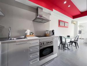 Кухня или мини-кухня в Stay U-nique Apartment Creu Coberta
