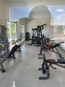 un gimnasio con varias máquinas de correr en una habitación en Hermoso Apartamento en Alajuela, en Alajuela