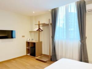 TV a/nebo společenská místnost v ubytování The Borneo Hotel