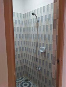 マニラにあるAeon Palace Apartmentのタイル張りの壁のバスルーム(シャワー付)