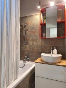 Ett badrum på Kavics Apartman Tata