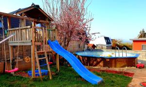 un parque infantil con un tobogán y una piscina en Studio in Sempachersee, en Hildisrieden