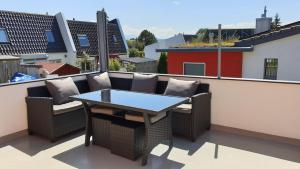 patio con mesa y sillas en el balcón en Studio in Sempachersee, en Hildisrieden
