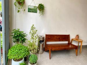 ダナンにあるHan Apartmentの塀の横に座る鉢植えのベンチと鉢植え