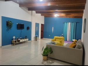 a living room with a couch and a blue wall at Casa angelina in Sosúa