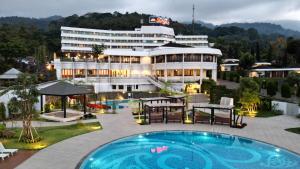 Bazén v ubytování Surya Hotel & Cottages Prigen nebo v jeho okolí