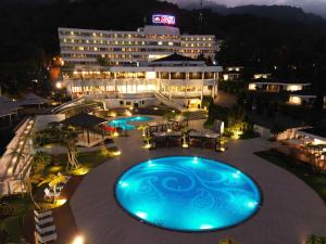 Bazén v ubytování Surya Hotel & Cottages Prigen nebo v jeho okolí