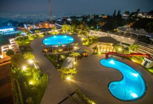 Bazén v ubytování Surya Hotel & Cottages Prigen nebo v jeho okolí