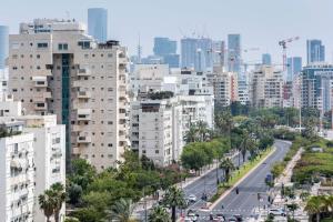 une ville avec de grands bâtiments et une rue dans l'établissement Beautiful Apts w/ Large Balcony & Parking by Sea N' Rent, à Tel Aviv