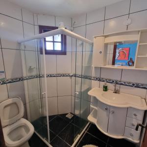ein Bad mit einem WC und einem Waschbecken in der Unterkunft Do Maraja in Búzios