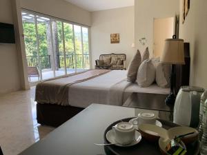 Postel nebo postele na pokoji v ubytování Arainn Bed & Breakfast Tretes Prigen by ecommerceloka