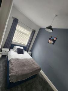 Cama ou camas em um quarto em Cosy Worsley Home with a Garden Bar!