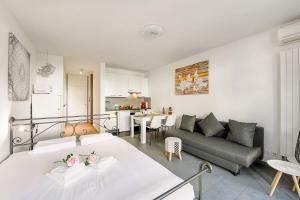 uma sala de estar com uma cama e um sofá em Holiday Home With Pool In Agno - Happy Rentals em Agno