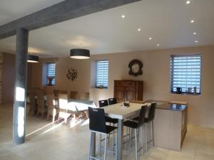 Posezení v ubytování Grand gîte rénové avec terrasse, parking privé et équipements complets, proche Versailles et nature - FR-1-527-41