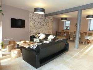 TV a/nebo společenská místnost v ubytování Grand gîte rénové avec terrasse, parking privé et équipements complets, proche Versailles et nature - FR-1-527-41