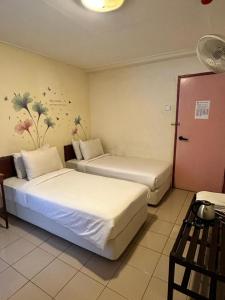 una habitación de hotel con 2 camas en una habitación en Hotel BB Inn @ Cameron, en Cameron Highlands