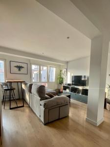ヒホンにあるPiso de 2 habitaciones en centro, zona muy tranquila con playa a 2 min andandoのソファとテーブルのあるリビングルーム