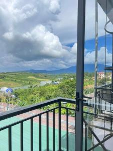 balcón con vistas al río en KHÁCH SẠN HOÀNG QUANG, en Biđong