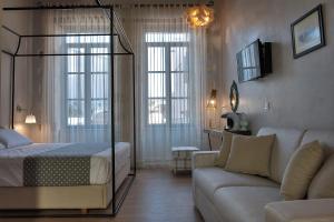 Postel nebo postele na pokoji v ubytování Elia Zampeliou Hotel