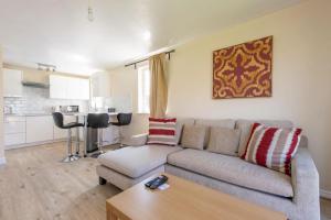 ein Wohnzimmer mit einem Sofa und einem Tisch in der Unterkunft Modern 2 bed apartment 4 separate beds in Thamesmead in Thamesmead