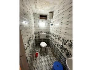 La salle de bains est pourvue de toilettes et d'un lavabo. dans l'établissement Hotel Forever, Ujjain, à Ujjain