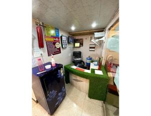 une chambre avec un bar dans une ambulance dans l'établissement Hotel Forever, Ujjain, à Ujjain