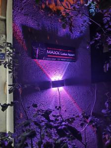 a purple light on the side of a wall at MAXX Lake Apart in Bacău