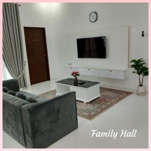 ein Wohnzimmer mit einem Sofa und einem Couchtisch in der Unterkunft Homestay Villa Muslim Kuala Terengganu with pool and parking in Kuala Terengganu