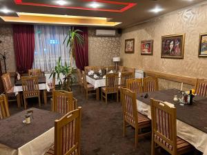 a restaurant with tables and chairs in a room at Hotel Dva Goluba in Pale