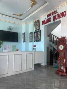 a store with a clock in the middle of a room at KHÁCH SẠN HOÀNG QUANG in Biđong