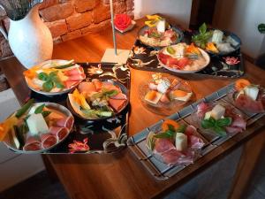 una mesa con cuatro tazones de comida. en Agriturismo Cascina Pezzolo, en Lodi