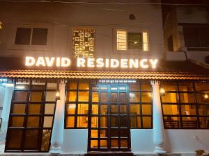 een gebouw met een bord waarop staat: betaalbaar verblijf bij David Residency in Madurai