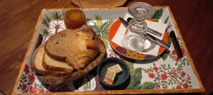 - un plateau avec un pain sur une table dans l'établissement Cocon Provençal - T1 25m2 - SdB - Terrasse privée & Accès Piscine à Saint Chamas, à Saint-Chamas