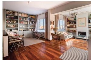ein Wohnzimmer mit vielen Bücherregalen in der Unterkunft Apartamentos RG Puerta de Jerez in Sevilla