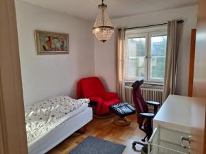 1 Schlafzimmer mit einem Bett, 2 Stühlen und einem Fenster in der Unterkunft Karls ställe in Östersund