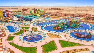 einen Luftblick auf einen Wasserpark in der Unterkunft Pickalbatros Jungle Aqua Park - Neverland Hurghada in Hurghada