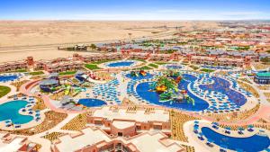 einen Luftblick auf einen Wasserpark in einem Resort in der Unterkunft Pickalbatros Jungle Aqua Park - Neverland Hurghada in Hurghada