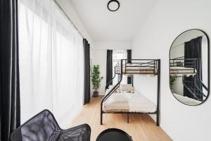Pokój z 2 łóżkami piętrowymi i lustrem w obiekcie Chic Central City Rooms by Home2 w Wiedniu