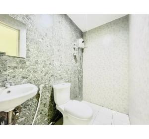麥克坦的住宿－OYO 1008 Armond Bed And Breakfast，一间带卫生间和水槽的浴室