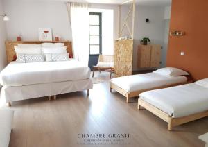 Bielle的住宿－Maison Lavillete，配有白色床单的客房内的两张床