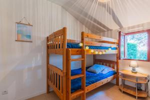 een slaapkamer met een stapelbed in een huis bij Gite les Moussaillons in Hourtin
